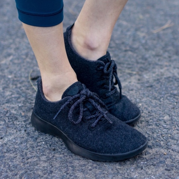 Allbirds womens all black wool runners tennis shoe - Picture 5 of 12